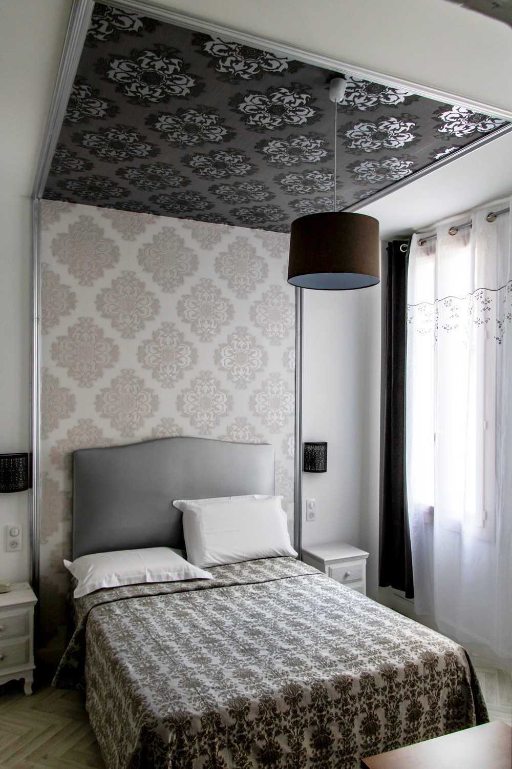 Pose d’un revêtement mural décoratif à l'Hôtel Henri IV de Tarbes